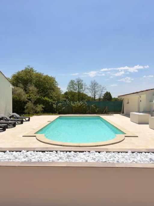 Maison Chaleureuse Avec Piscine Izon Экстерьер фото