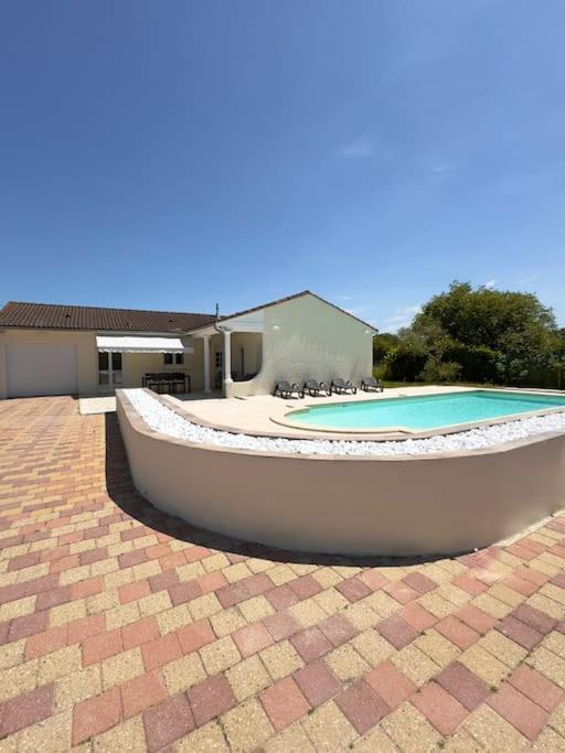Maison Chaleureuse Avec Piscine Izon Экстерьер фото