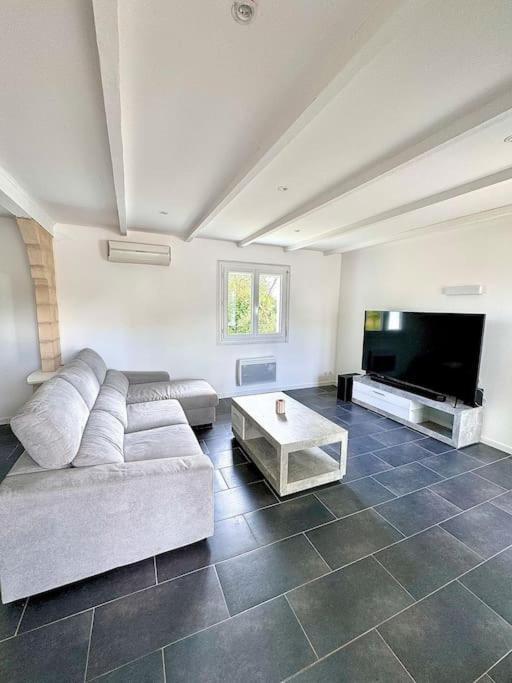 Maison Chaleureuse Avec Piscine Izon Экстерьер фото