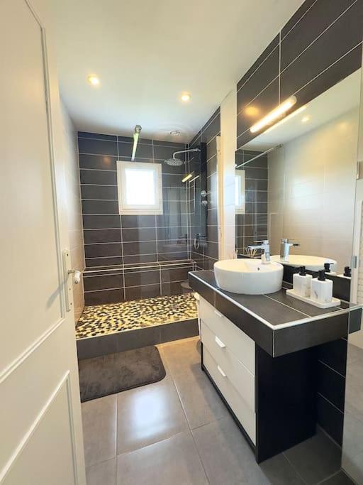 Maison Chaleureuse Avec Piscine Izon Экстерьер фото