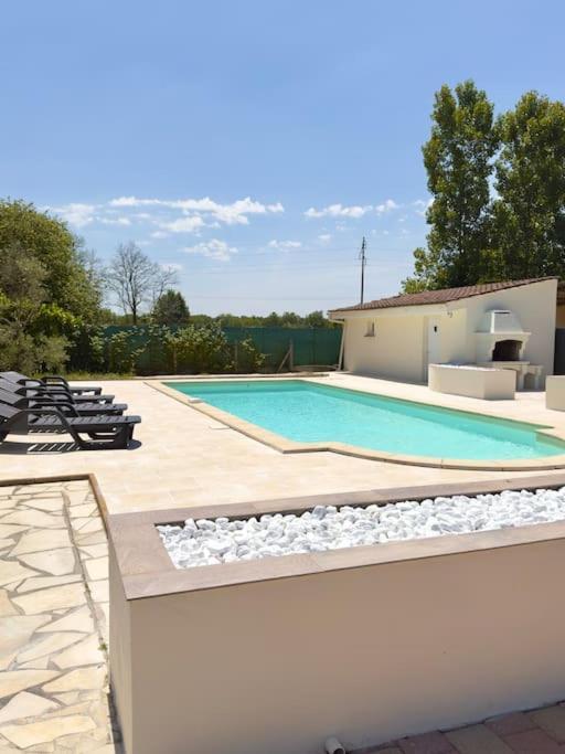 Maison Chaleureuse Avec Piscine Izon Экстерьер фото